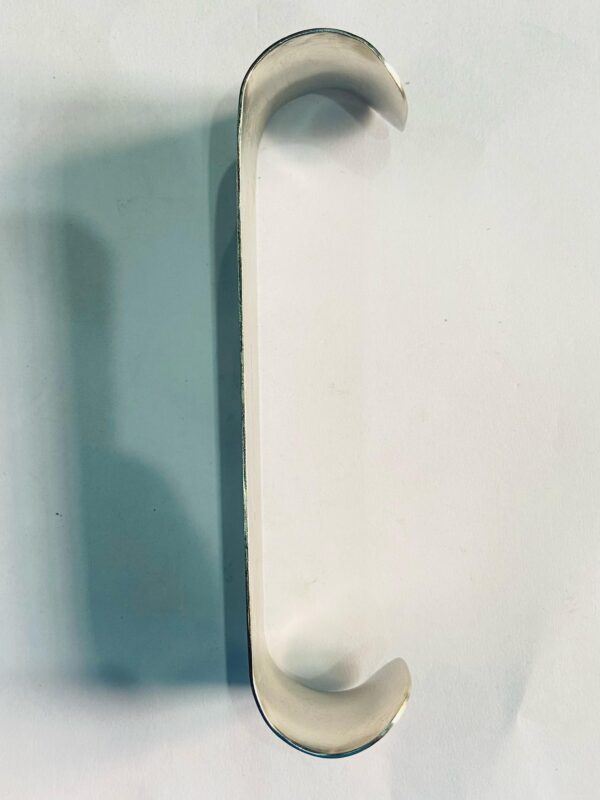 C-SHAPED RETRACTOR
