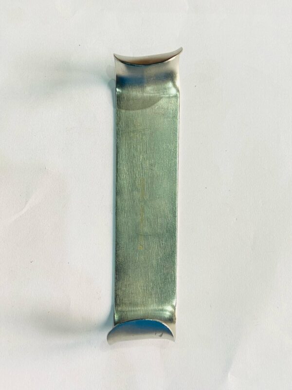C-SHAPED RETRACTOR